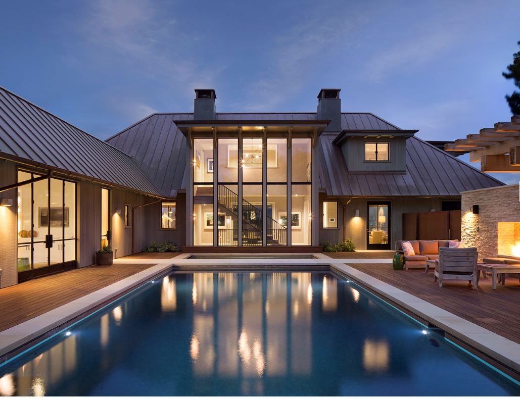 House with metal roof Overlooking a pool